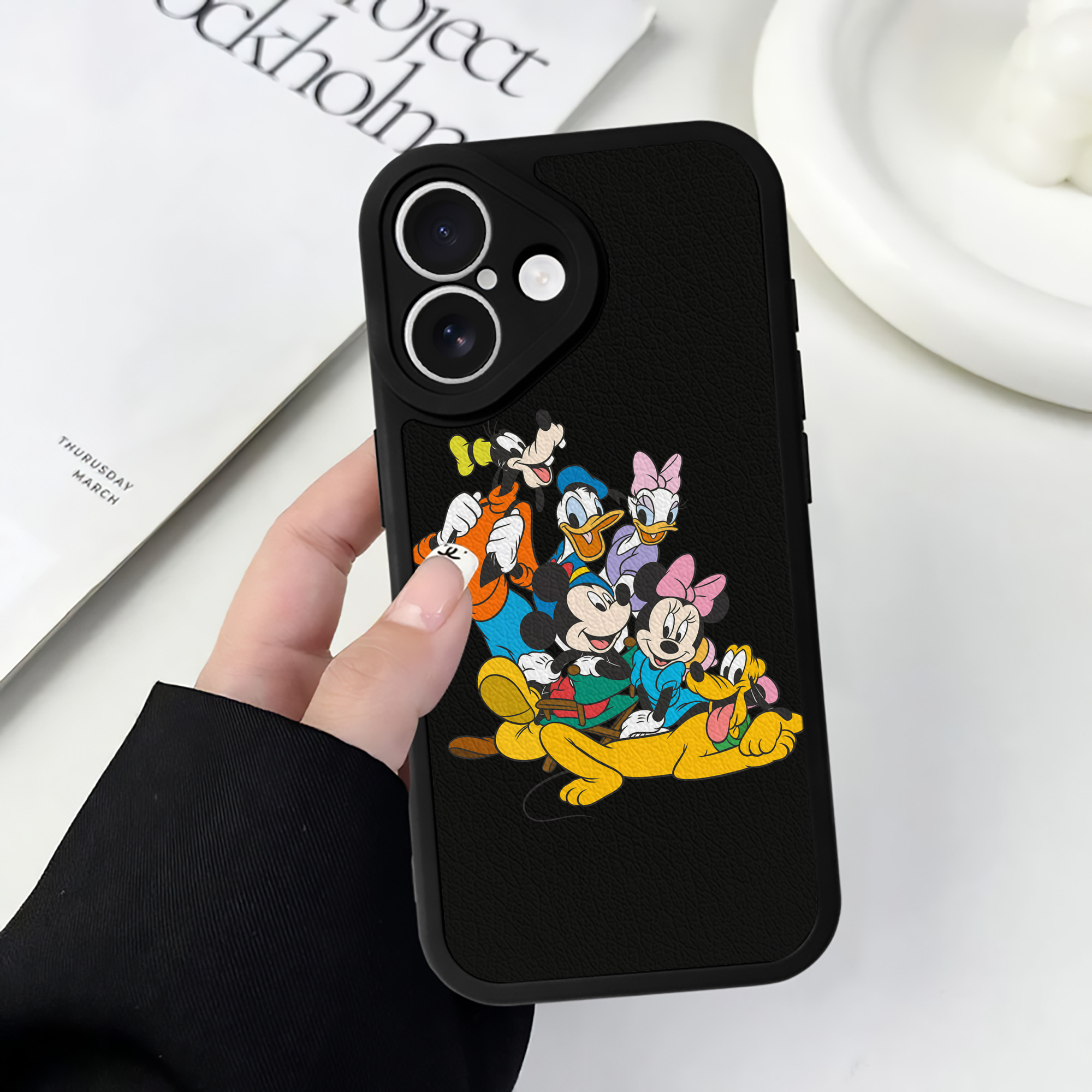 （画像用） ミッキーマウス Mickey Mouse 【iPhone 16シリーズ対応】シリコンスマホケース（レザー調） 材質：シリコン